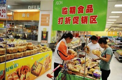 萬州超市臨期食品打折熱，精明選購需擦亮雙眼