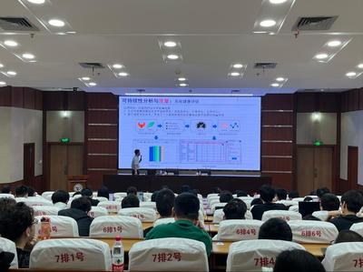 浙江大學(xué)鄧水光教授、南京大學(xué)陳振宇教授應(yīng)邀來學(xué)院做專題學(xué)術(shù)報告，共話南京軟件開發(fā)新趨勢